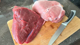 Жесткое, как подошва, мясо станет пуховым: замочите его в этом простом маринаде — секрет повара