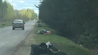 После субботника рязанские чиновники оставили весь собранный мусор вдоль дороги