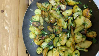 Картошка хрустит при каждом укусе: добавляю 1 приправу после жарки - снаружи как чипсы, а внутри нежнятина