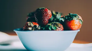 Клубника с экзотическим вкусом: как выбрать морозостойкие сорта для вашего сада