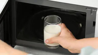 Разогрев молока в микроволновке чреват проблемами