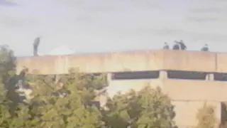 В Приокском подростки устроили опасную фотосессию на крыше недостроенного здания