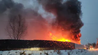 Двухэтажный дом в огне