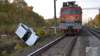 Протащил по рельсам: под Рязанью поезд протаранил “девятку”