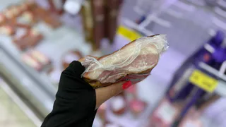 Картошка с салом в духовке исчезает со стола за минуты — всё дело в одном приёме