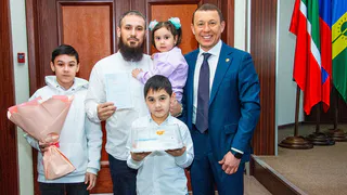 Рамиль Муллин вручил жилищные сертификаты молодым семьям Нижнекамска