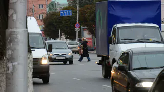 Мэрия запустила голосование о запрете остановки автомобилей по Первомайскому проспекту