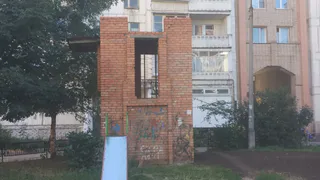 "Внутри шприцы, бутылки, а дети там играют" - жители улицы Новаторов пожаловались на заброшенную постройку