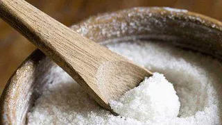 Суеверия не при чем: зачем опытные хозяйки ставят соль на подоконник