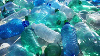 Берегу пятилитровые бутылки как сокровище: вот что из них можно сделать для порядка дома