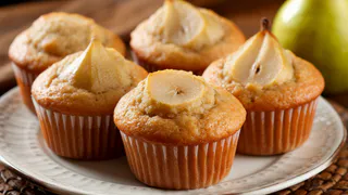 Из переспевших груш выпекаю чудесные кексы с нежным тестом и сладкими кусочками: съедаются за несколько минут