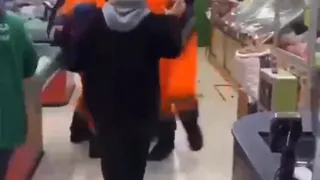 В Рыбном в супермаркете «Пятерочка» засняли драку двух мужчин (видео)