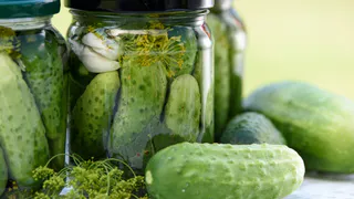 Огурцы получаются вкусными и хрустящими: все дело в секретном маринаде. Точно получится у всех 