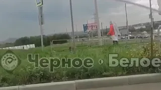 В Магнитогорске неадекватная женщина вышла на проезжую часть и мешала движению автомобилей