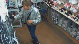 Наглость - второе счастье: в Рязани на камеры попала самоуверенная воровка