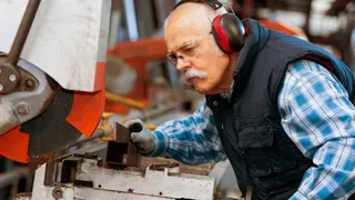 Работающим пенсионерам разрешат трудиться по «гибкому» графику