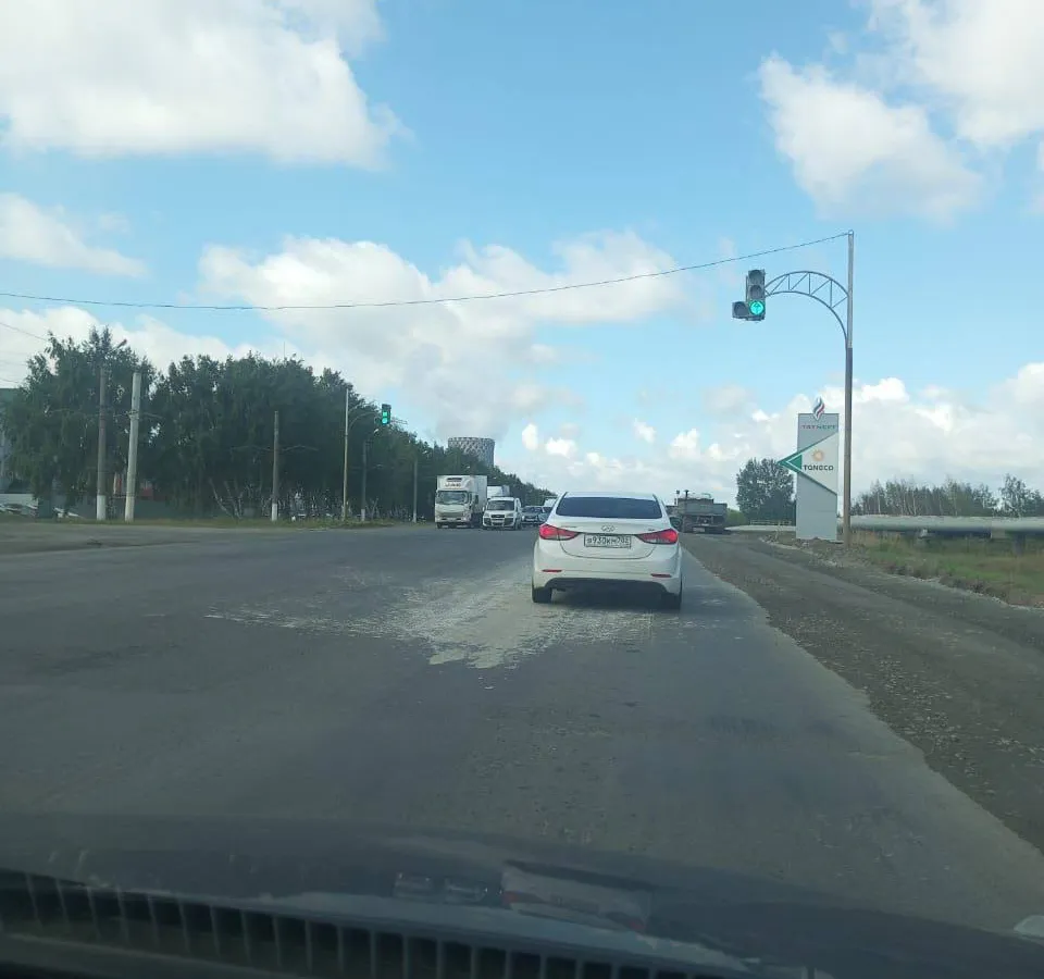 По дорогам Нижнекамска рассыпалась известь