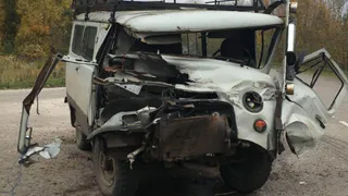 На 27-м километре автодороги М5 столкнулись лесовоз и УАЗ