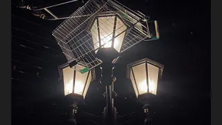 Подростки украсили тележкой фонарь на Почтовой