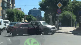 На площади Ленина столкнулись ВАЗ-2115 и внедорожник Suzuki