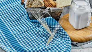 Вечером окунаю кухонные полотенца и прихватки в это — утром они ослепительно чисты: даже вековой нагар и жир исчезнут