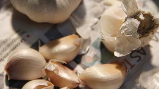 По рекомендациям наших предков: чеснок на ночь и уже утром увидите эффект