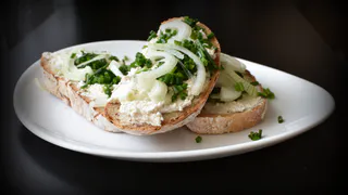 Смешиваем кефир со сметаной — и в холодильник: через 2 дня выходит нежный сливочный сыр