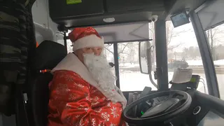 Водители троллейбусов из Коврова радуют пассажиров новогодними костюмами