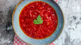 Как варят настоящий русский борщ, а не суп со свеклой: нашла рецепт в книге 1952 года. Есть 2 тонкости: от них зависит вкус и рубиновый цвет