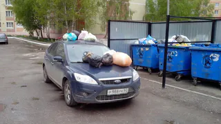 В Дашках иномарку за неправильную парковку забросали мусором