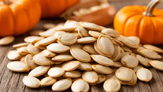 Как без труда очистить большое количество тыквенных семечек: самые быстрые способы