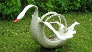 В Челябинске запретили установку резиновых лебедей во дворах