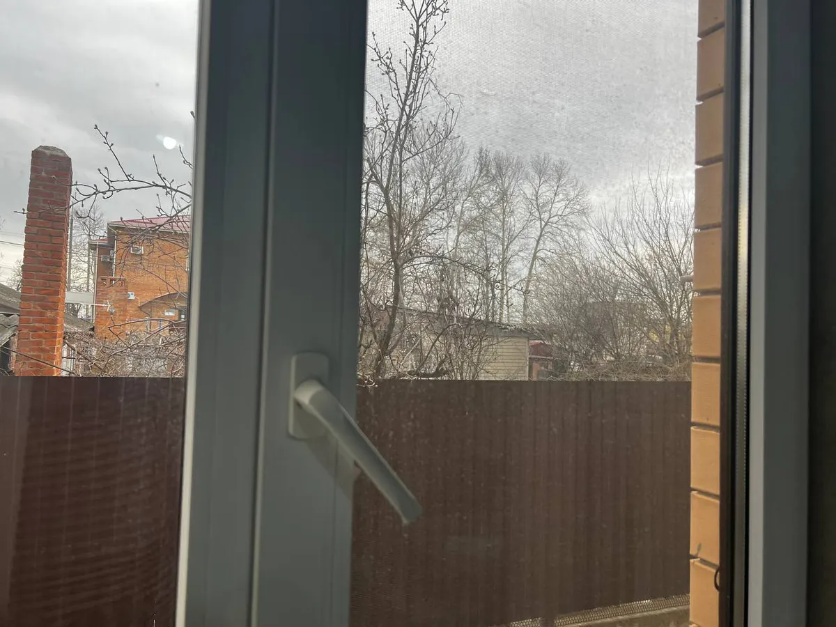 Бесценный лайфхак для хозяек: добавьте этот ингредиент в воду — окна будут как зеркало