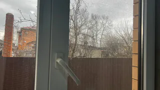 Бесценный лайфхак для хозяек: добавьте этот ингредиент в воду — окна будут как зеркало