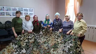 В Чувашии «серебряные» волонтеры плетут маскировочные сети и изготавливают окопные свечи