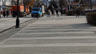 В центре Пензы перевернулся синий трактор