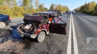 Перед смялся в гармошку: в Рязанской области столкнулись ВАЗ  и Range Rover