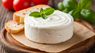 Смешиваем кефир со сметаной — и в холодильник: Через пару дней получаем вкуснейший и нежнейший сливочный сыр