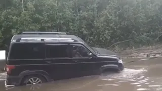 В луже утонул даже внедорожник:  в Клепиковском районе размыло единственную дорогу в поселок
