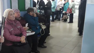 Старики стоят в бесконечной очереди за талонами в поликлинике №11