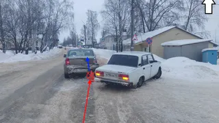 В одном из районов Коми подросток на "семерке" догнал учебный "Рено"