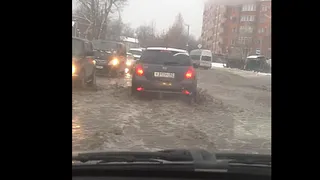 На Братиславской улице "потоп" - машины рязанцев плавают