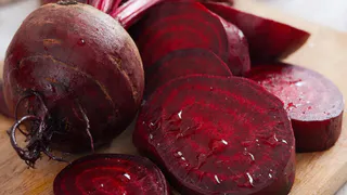 Варю свеклу и морковь всего за 8 минут — лучше всего для салата: в кастрюлю 1 ложку на 1 л воды — вкусная, сладкая и не "водянистая"