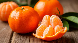 Мандариновую кожуру заливаю уксусом - и всю зиму не нарадуюсь своей хитрости