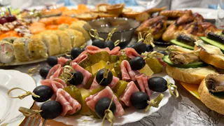 «Оливье» давно не в топе: на Новый год готовим этот обалденный салат — так вкусно, что гости будут вырывать тарелки из рук