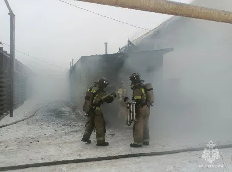 Пожар в частном секторе Магнитогорска уничтожил гараж и повредил жилой дом