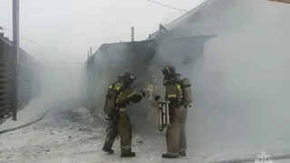 Пожар в частном секторе Магнитогорска уничтожил гараж и повредил жилой дом