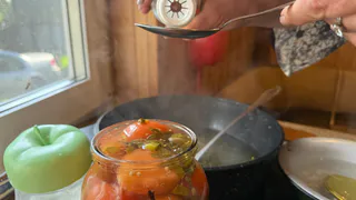 Квашу ядреные помидоры всего за 3 дня: Ароматная вкуснота с огоньком - будто у бабушки из бочки