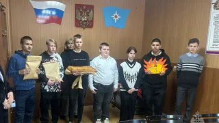Ученики коррекционной школы поздравили кольчугинских пожарных с профессиональным праздником