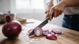 Подруга армянка научила меня быстро нарезать лук тонкой соломкой без ножа, блендера и специальных приспособлений для шинковки (делюсь)